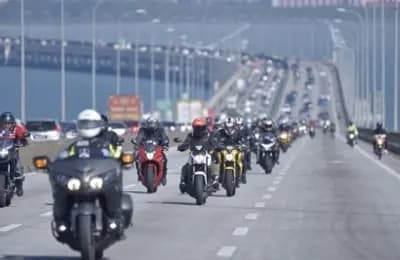 Điều kiện để phương tiện cơ giới nước ngoài và người nước ngoài điều khiển phương tiện vào tham gia giao thông tại Việt Nam
