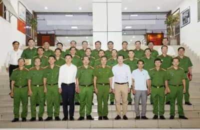 Đồng chí Vũ Hồng Văn - Bí thư tỉnh ủy, Trưởng Đoàn Đại biểu Quốc hội tỉnh Đồng Nai thăm, chúc mừng Trường Đại học CSND nhân kỷ niệm 43 năm Ngày Nhà giáo Việt Nam 20-11